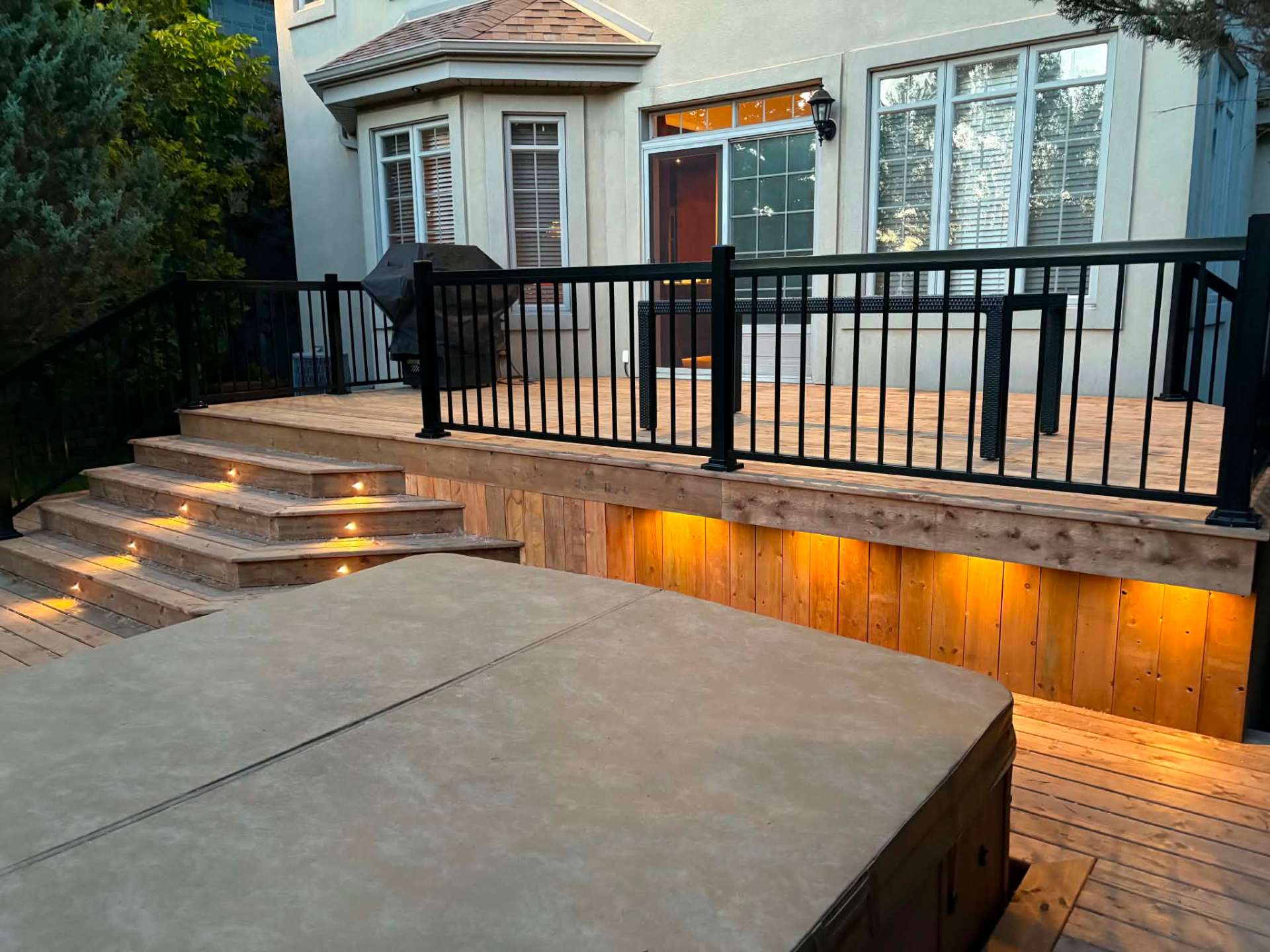 Terrasse en cèdre avec éclairage d'ambiance et rampe noire