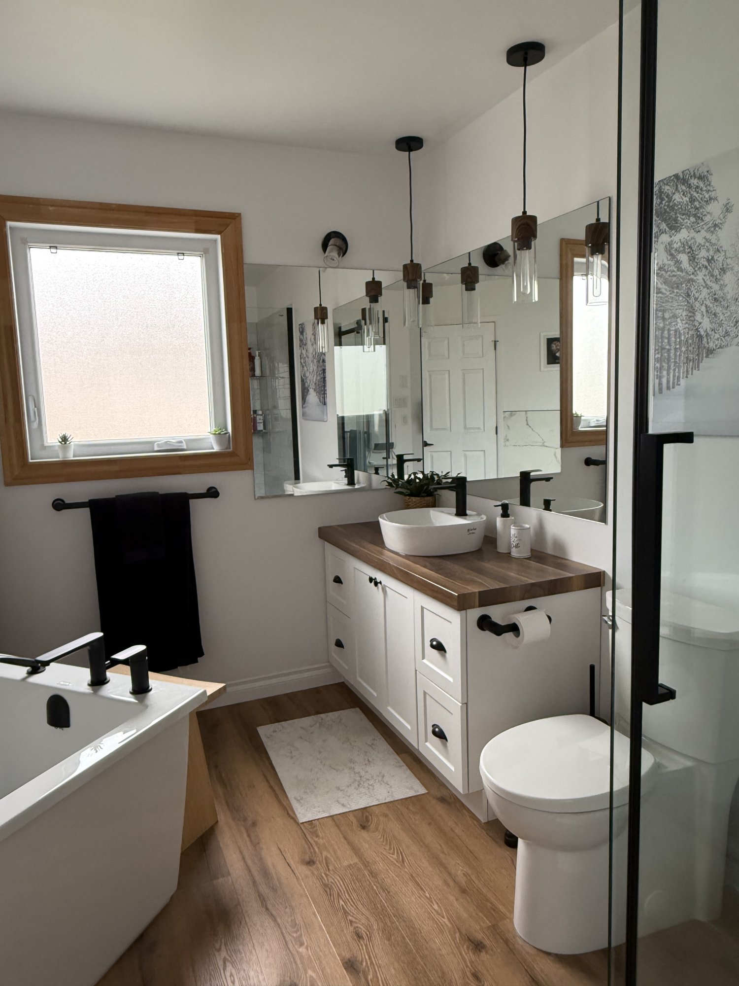 Salle de bain complète avec douche vitrée et vanité