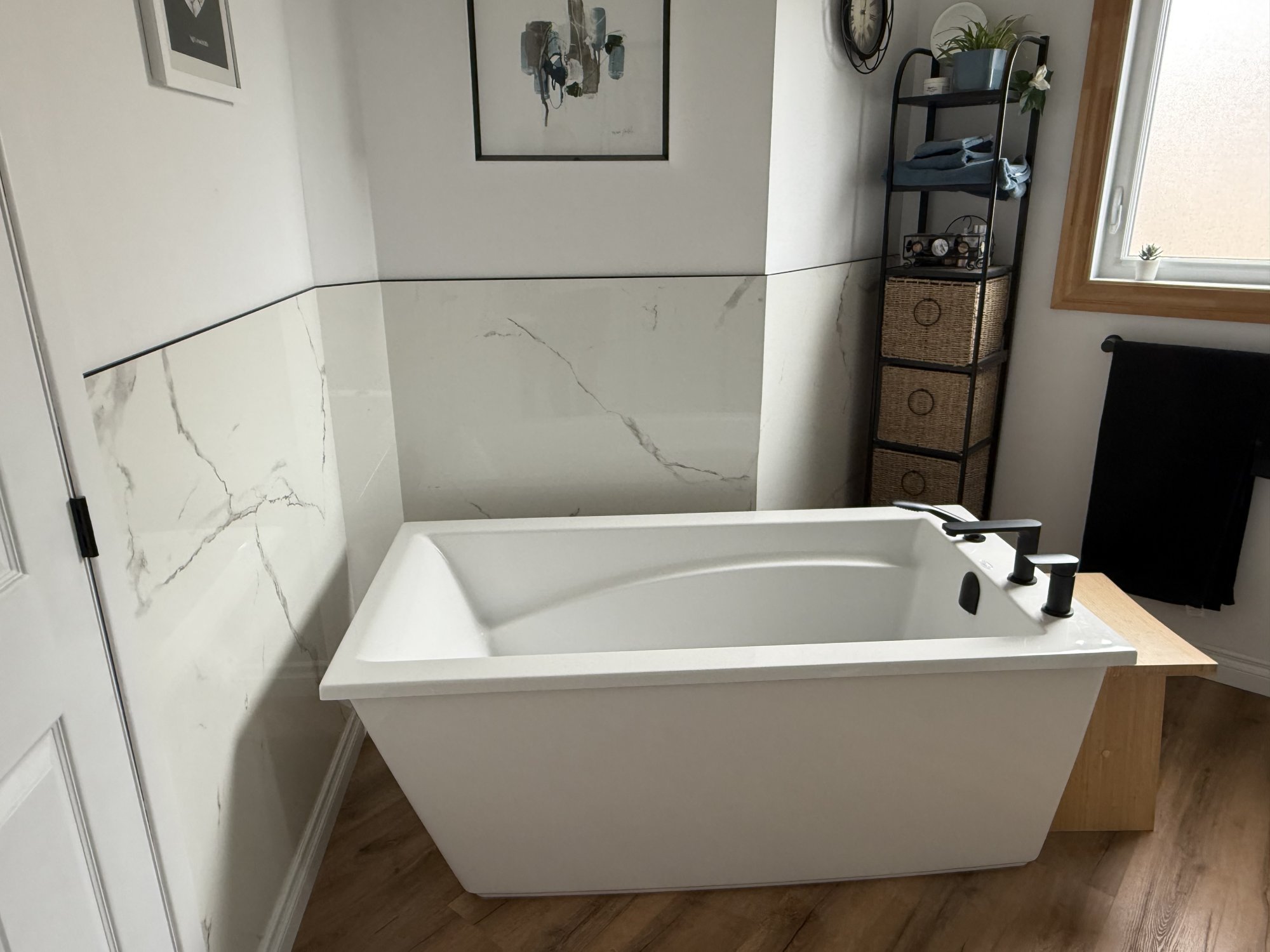 Bain autoportant sur mur de marbre