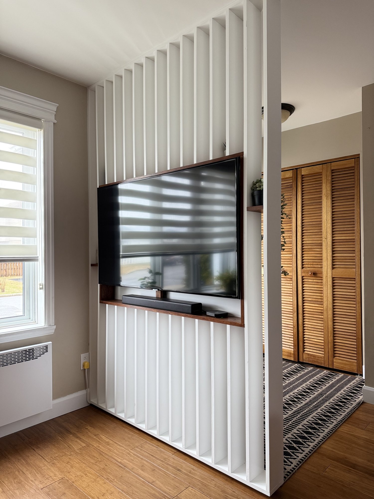 Mur télé sur mesure en tasseaux de bois